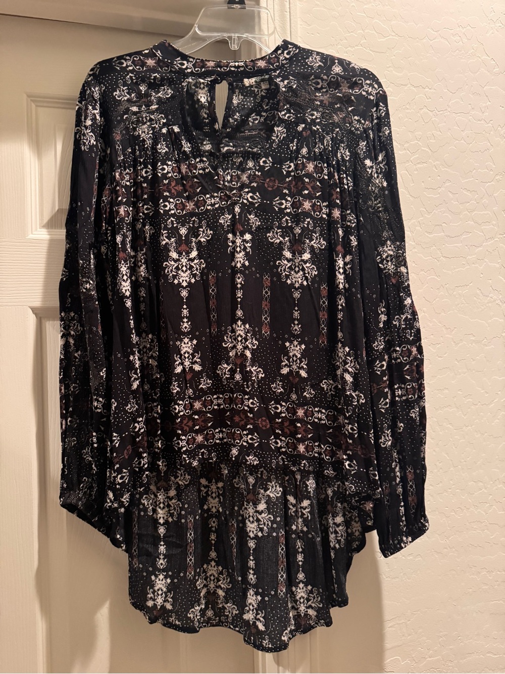 Gimmicks by BKE bohemian-style long-sleeve blouse. Oversized XS